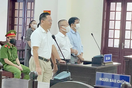 Các bị cáo Lê Anh Dũng, Phan Bùi Bảo Thi và Nguyễn Huy tại phiên tòa.