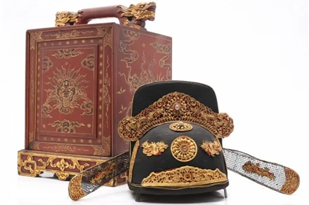 Cổ vật mũ quan triều Nguyễn được lưu giữ gần như nguyên vẹn kèm hộp đựng được đấu giá thành công với giá khoảng 20 tỷ đồng.