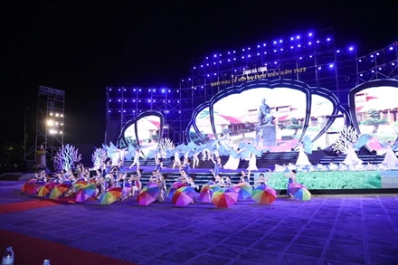 Lễ hội du lịch biển Hà Tĩnh thu hút hàng ngàn du khách tham dự.