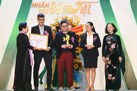 Các đồng chí: Trương Thị Mai, Ủy viên Bộ Chính trị, Trưởng Ban Tổ chức Trung ương; Nguyễn Thị Doan, Nguyên Phó Chủ tịch nước, Chủ tịch Hội Khuyến học Việt Nam trao giải Nhất cho nhóm tác giả.