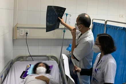 Bệnh nhân đang được chăm sóc đặc biệt sau khi xử lý biến chứng do tiêm filler. 