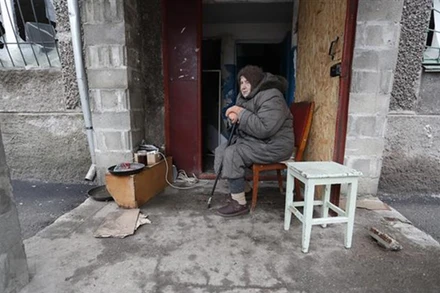 Người dân tại Mariupol, Ukraine, ngày 14/4. (Ảnh: THX/TTXVN)