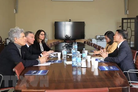 Thương vụ Việt Nam tại Italia làm việc với chính quyền cảng La Spezia. (Ảnh: TTXVN)