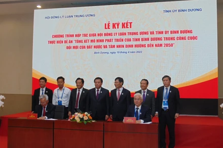 Ký kết Chương trình thực hiện Đề án.