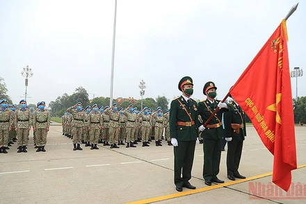 Các cán bộ, nhân viên, chiến sĩ Đội Công binh số 1 và Bệnh viện dã chiến cấp 2 số 4 phát động thi đua trên quảng trường Ba Đình.