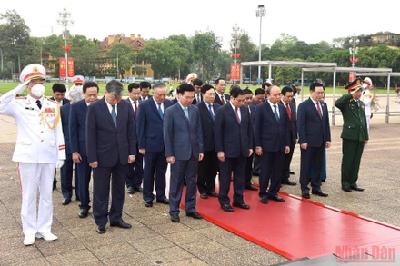 Lãnh đạo Đảng, Nhà nước vào Lăng viếng Chủ tịch Hồ Chí Minh nhân kỷ niệm 47 năm Ngày Giải phóng miền nam