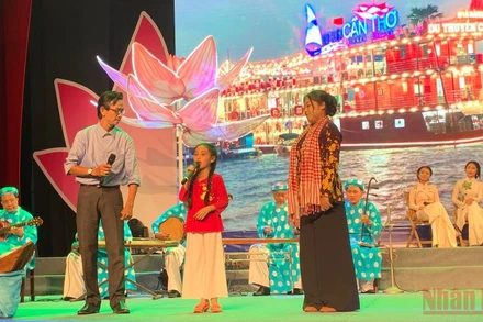 Các nghệ nhân thành phố Cần Thơ thi diễn tại liên hoan. (Ảnh: THANH TÂM)