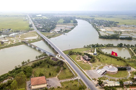 Cụm di tích đôi bờ Hiền Lương ở điểm giao nhau giữa đường quốc lộ 1A và sông Bến Hải (phía bắc thuộc xã Vĩnh Thành, huyện Vĩnh Linh; phía nam thuộc xã Trung Hải, huyện Gio Linh, tỉnh Quảng Trị). 
