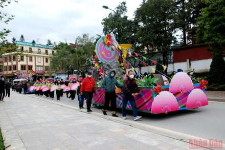 Xe mô hình các dân tộc bản địa diễu trên các đường phố của thị xã Sa Pa.