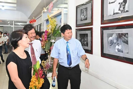 Đại biểu thưởng thức các tác phẩm tại buổi khai mạc triển lãm ảnh.