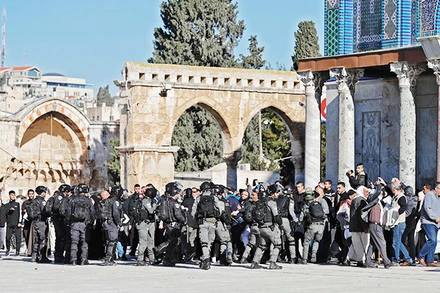 Cảnh sát Israel giải tán đám đông cầu nguyện gần ngôi đền Al Aqsa. Ảnh: REUTERS