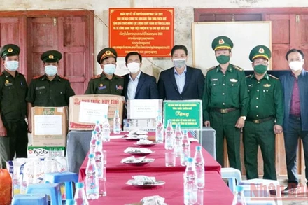 Chủ tịch UBND tỉnh Thừa Thiên Huế Nguyễn Văn Phương tặng quà Đại đội Bảo vệ biên giới 531, Bộ chỉ huy Quân sự tỉnh Sê Kông (Lào).