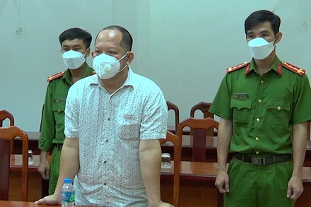 Ông Hồ Hoàng Kiếm, nguyên Giám đốc Ban Quản lý dự án Đông Bắc nghe đọc lệnh bắt tạm giam. Ảnh: HOÀNG GIANG