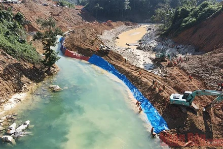 Tìm kiếm những người mất tích trong sự cố Thủy điện Rào Trăng 3. (Ảnh: CÔNG HẬU)