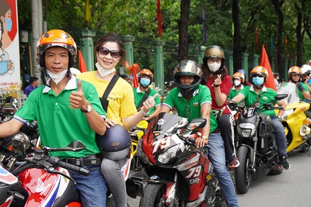 Người dân thích thú khi được trải nghiệm tham quan bằng mô-tô.