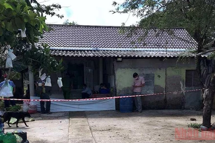 Công an phong tỏa hiện trường ngôi nhà ở miền biển Cái Đôi Vàm có 3 người tử vong.