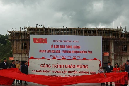 Gắn biển công trình Trung tâm Hội nghị-Văn hóa huyện - công trình chào mừng kỷ niệm 15 năm thành lập huyện Mường Ảng.