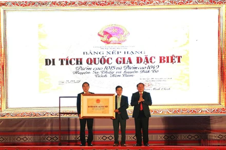 Đồng chí Nguyễn Văn Hùng trao Bằng xếp hạng di tích lịch sử điểm cao 1015 và điểm cao 1049 cho 2 huyện Sa Thầy và Đăk Tô.