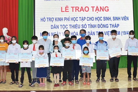 Lãnh đạo Ủy ban Mặt trận Tổ quốc Việt Nam Thành phố Hồ Chí Minh và Đồng Tháp cùng các đại biểu trao tặng quà cho học sinh, sinh viên.