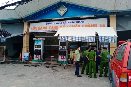 Lực lượng công an có mặt tại hiện trường để hỗ trợ chữa cháy và điều tra vụ việc. 