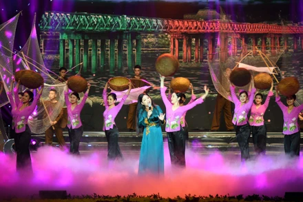 Anh Thơ và tốp múa NHNT Đương đại Việt Nam biểu diễn bài hát Câu hò bên bến Hiền Lương. Ảnh: THÀNH ĐẠT