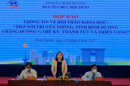 Trưởng Ban Tuyên giáo Tỉnh ủy Bình Dương Trương Thị Bích Hạnh phát biểu tại họp báo. (Ảnh: Trịnh Bình)