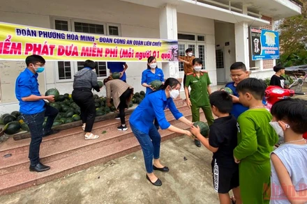 Phát dưa miễn phí cho người dân địa phương.