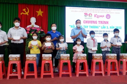 Tỉnh đoàn Long An trao quà “Nối vòng tay thương” lần 3.