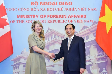 Bộ trưởng Ngoại giao Bùi Thanh Sơn và Bộ trưởng Ngoại giao Canada Mélanie Joly.