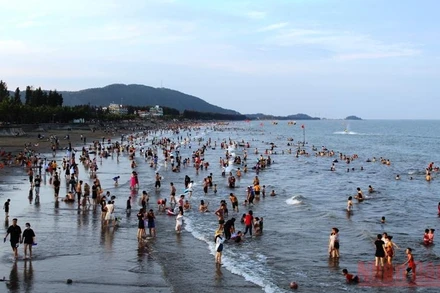 Du khách tắm biển ở khu du lịch Hải Tiến, huyện Hoằng Hóa, tỉnh Thanh Hoá.