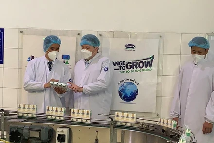 Tân Đại sứ Hoa Kỳ tại Việt Nam Marc Evans Knapper (giữa) thăm Nhà máy sữa Vinamilk tại Cần Thơ.