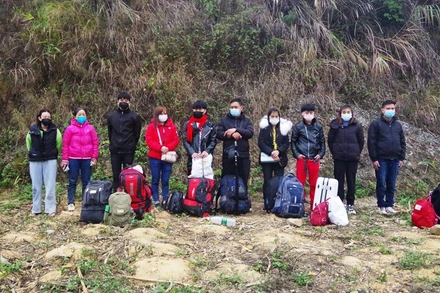 10 công dân Việt Nam nhập cảnh trái phép được Đồn Biên phòng Bảo Lâm, Cao Lộc (Lạng Sơn) phát hiện, thu dung.