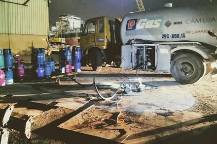 Chiếc xe bồn chở khí hóa lỏng đang thực hiện sang chiết trái phép.