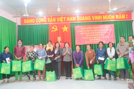 Nguyên Phó Chủ tịch nước Trương Mỹ Hoa tặng quà Tết cho người dân xã Bình Thạnh, TP Hồng Ngự (Đồng Tháp).