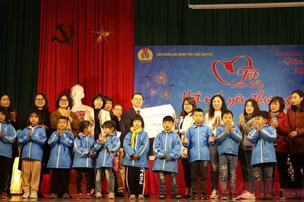 Tặng quà và trao kinh phí hỗ trợ cho Trung tâm Hỗ trợ phát triển giáo dục hòa nhập trẻ khuyết tật tỉnh Thái Nguyên.