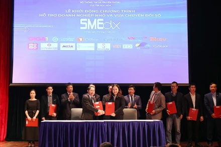 Lễ ký kết của 15 doanh nghiệp nền tảng tham gia chương trình.