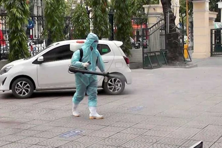 Cán bộ y tế phun khử trùng bằng dung dịch Cloramin B tại các trụ sở trên địa bàn thành phố.