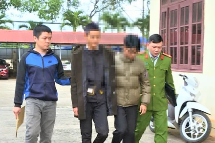 Các em học sinh trong nhóm trộm cắp được dẫn giải về Công an TP Buôn Ma Thuột.