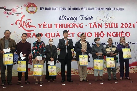 Trao quà Tết cho các gia đình hộ nghèo.