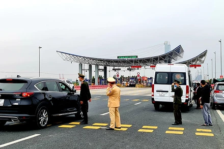 Quảng Ninh lập chốt kiểm soát phòng, chống dịch Covid-19 và phòng, chống người nhập cảnh trái phép tại Trạm thu phí cầu Bạch Đằng.