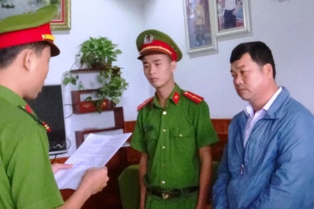 Đối tượng Phạm Đắc Thành nghe đọc lệnh khởi tố bị can.