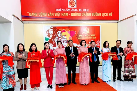 Các đại biểu cắt băng khai mạc triển lãm.