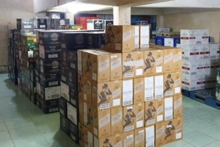 Kho hàng chứa rượu của công ty Đại Lợi 