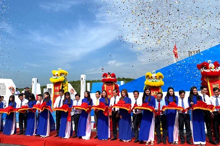 -	Lãnh đạo TP Hồ Chí Minh và tỉnh Bà Rịa - Vũng Tàu cắt băng khánh thành tuyến phà sáng 4-1.