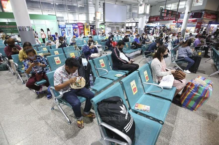 Hành khách thực hiện giãn cách xã hội khi chờ xe ở bến xe Mo Chi, Bangkok. (Ảnh: Bưu điện Bangkok)