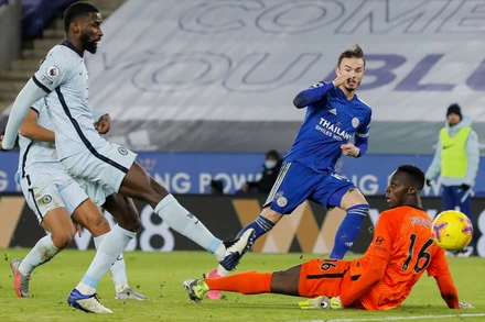 J. Maddison (áo xanh) ghi bàn thắng thứ hai cho Leicester.