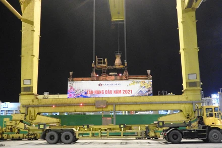 Tấn hàng đầu tiên từ con tàu SPIRYTT OF KOLKATA vừa cập cảng Tiên Sa .