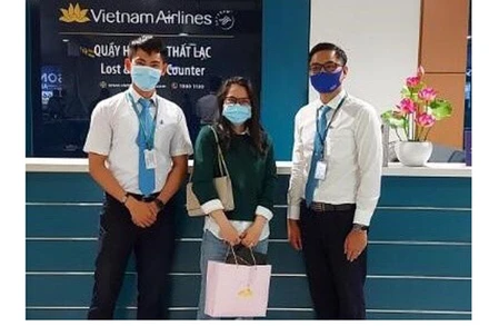 Các nhân viên bàn giao lại chiếc nhẫn cho hành khách.