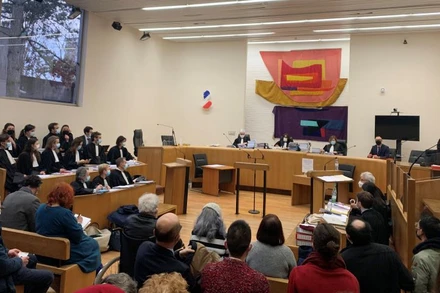  Phiên tranh tụng đầu tiên tại Tòa đại hình thành phố Evry ở ngoại ô thủ đô Paris.