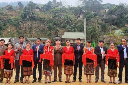 Các đại biểu cắt băng khánh thành cầu. 